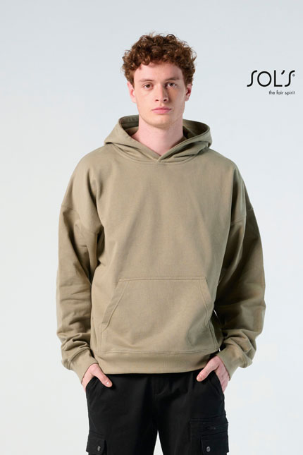 Connor - 03813ΦΟΥΤΕΡ ΜΠΛΟΥΖΕΣ / SOLSUnisex oversized μπλούζα φούτερ με κουκούλαΠεριγραφή: Μια εντυπωσιακή oversized μπλούζα φούτερ με κουκούλα, ιδανική για καθημερινή χρήση ή επαγγελματική ένδυση. Διαθέτει πλαϊνές ραφές, ριπ 2x2 στο γιακά και τις μανσέτες, μαζεμένο τελείωμα και τσέπη καγκουρό για μεγαλύτερη λειτουργικότητα. Η επενδεδυμένη κουκούλα είναι σε ίδιο τόνο με το ρούχο, δημιουργώντας μια κομψή και συνεκτική εμφάνιση.Σύνθεση:French Terry 450g/m² - 100% Βαμβάκι - Εφαρμογή ως Επαγγελματική Ένδυση:Ιδανικό για εργαζόμενους σε χώρους εστίασης, γυμναστήρια ή για casual εμφανίσεις στο γραφείο. Οι εκτυπώσεις λογοτύπων ή σχεδίων μπορούν να προσθέσουν προσωπικότητα και επαγγελματισμό στην ένδυσή σας.Υλικό και Άνεση: Φτιαγμένο από 100% βαμβάκι, προσφέρει υψηλή άνεση και ανθεκτικότητα. Το υλικό French Terry είναι μαλακό στην αφή και ιδανικό για κάθε εποχή, ενώ η ευχάριστη αίσθηση του διαθέτει εξαιρετική θερμορύθμιση.Δυνατότητα Προσαρμογής: Αυτό το ρούχο επιτρέπει εκτυπώσεις με λογότυπα ή μηνύματα του πελάτη, κάνοντάς το ακόμα πιο προσωπικό και προσαρμόσιμο στις ανάγκες της επιχείρησής σας.Διατίθεται σε ποικιλία χρωμάτων για να ικανοποιήσει τις απαιτήσεις σας.